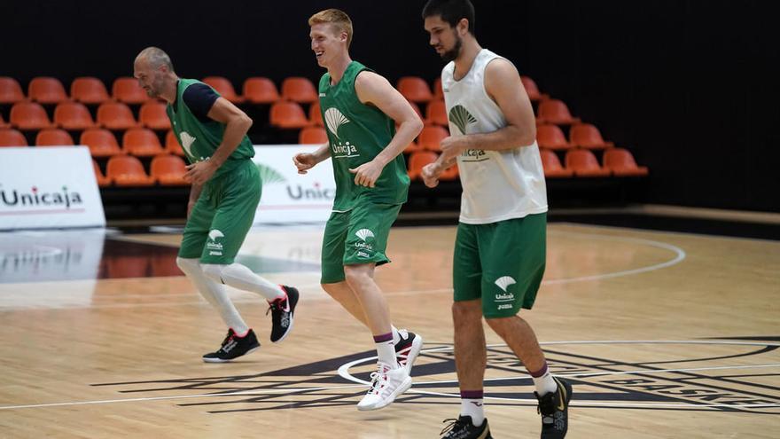 Imagen del entrenamiento matinal del Unicaja ayer en las pistas de La Alquería.