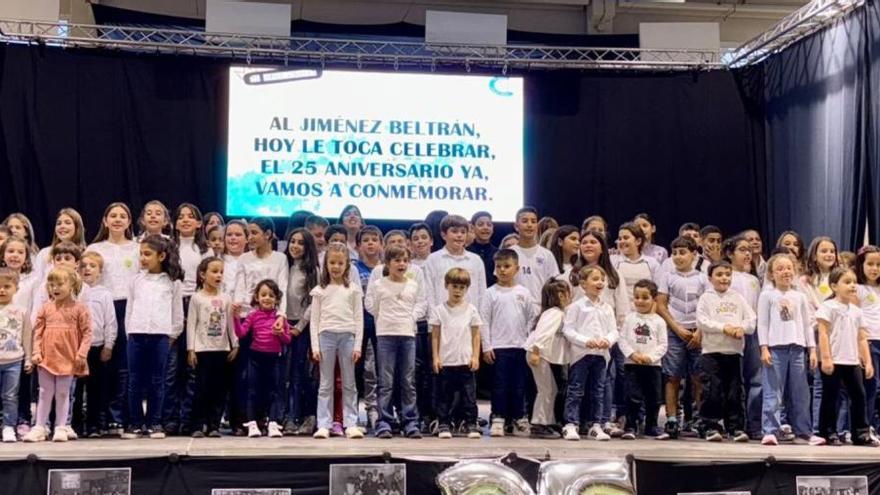 Los alumnos del CEIP Domingo Jiménez Beltrán celebran el aniversario. | SERVICIO ESPECIAL