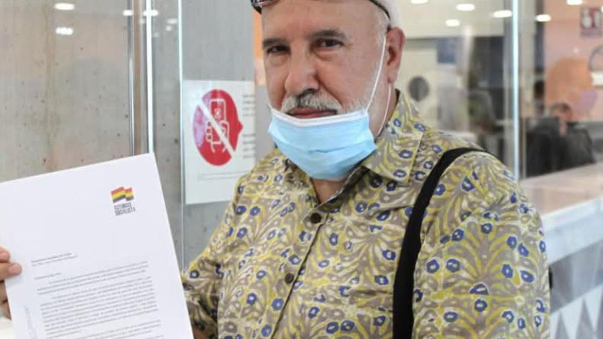Nacho Morán, metiendo en el registro la petición de cambio de nombre de la avenida Juan Carlos I.