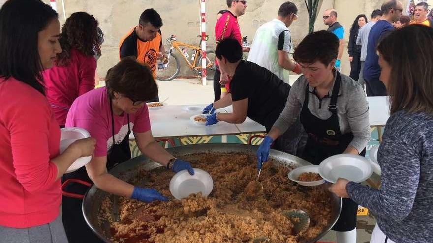 Un grupo de jóvenes reparte raciones de arroz a la zamorana.