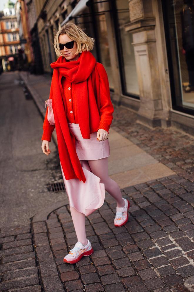 Look con bufanda y cárdigan rojos visto en el 'street style' de la Semana de la Moda de Copenhague