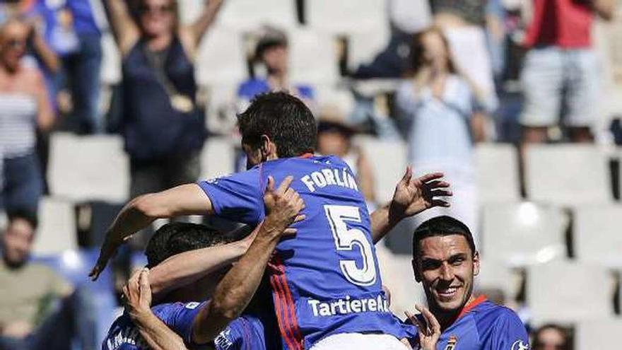 Los jugadores del Oviedo celebran un gol ante el Sevilla Atlético.