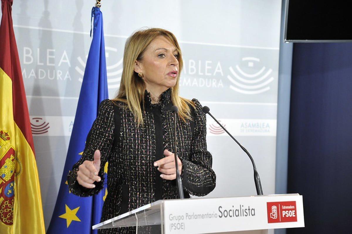La portavoz del Grupo Parlamentario Socialista, Piedad Álvarez, en rueda de prensa este martes en Mérida