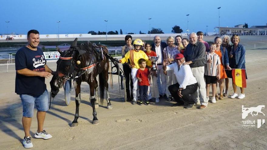 Entrega del trofeo a Catalina Fuster por su triunfo con Eprex de Mongochy