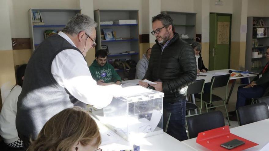 Un profesor, votando ayer en el IES de La Corredoria de Oviedo, una de las 56 mesas electorales instaladas en colegios e institutos para las elecciones sindicales. | Fernando Rodríguez