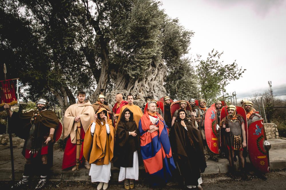 Veinte personas con trajes de romano recorren el Camí del Peix