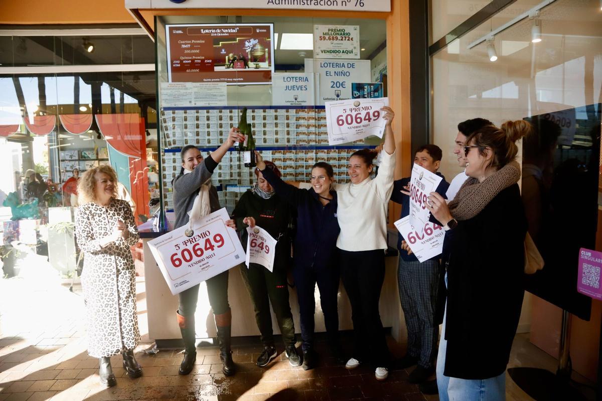 El premiado 60649 ya cuelga en el mostrador de la administración de lotería El Brujo de Plaza Mayor. Esta mañana ha llovido champán en su puerta por los 2,7 millones de euros repartidos en 45 series de la Lotería de Navidad. Es decir, esto se traduce en 450 décimos que se premian con 6.000 euros cada uno.