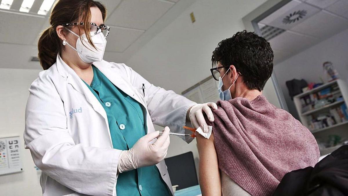 Una mujer recibe una dosis de la vacuna en un centro de salud de Zaragoza. | EUROPA PRESS