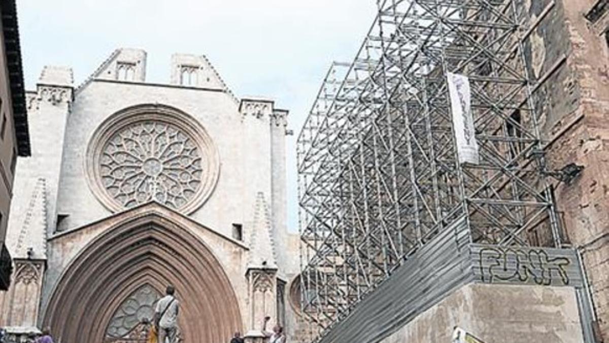 El Pla de la Seu de Tarragona, con el corsé de hierro que protege Ca l'Ardiaca.
