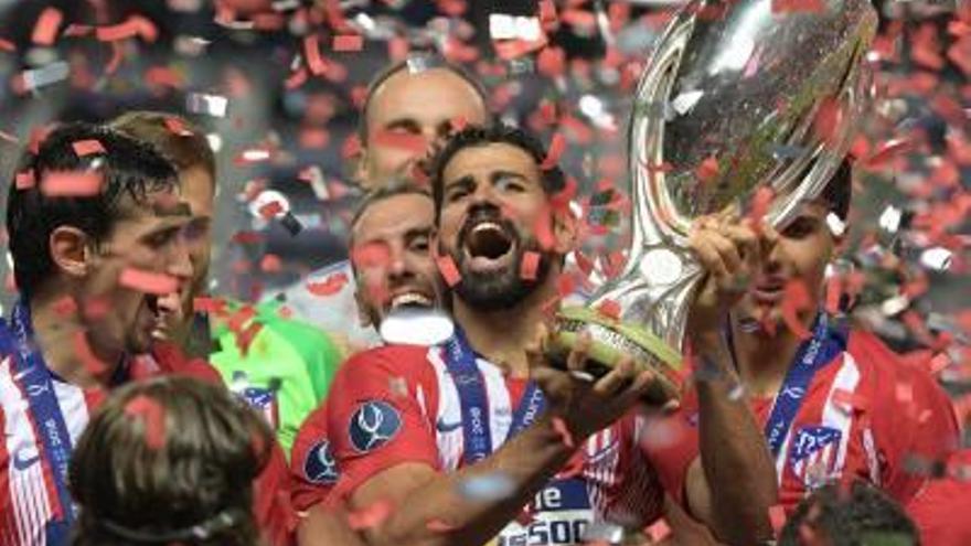 El atlético Diego Costa levanta la Supercopa el miércoles en Tallin junto a varios compañeros.