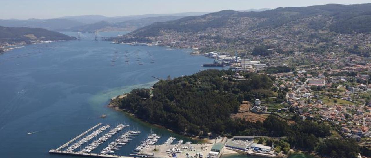 Línea de costa sur de la ría de Vigo, con el puente de Rande al fondo. | RICARDO GROBAS