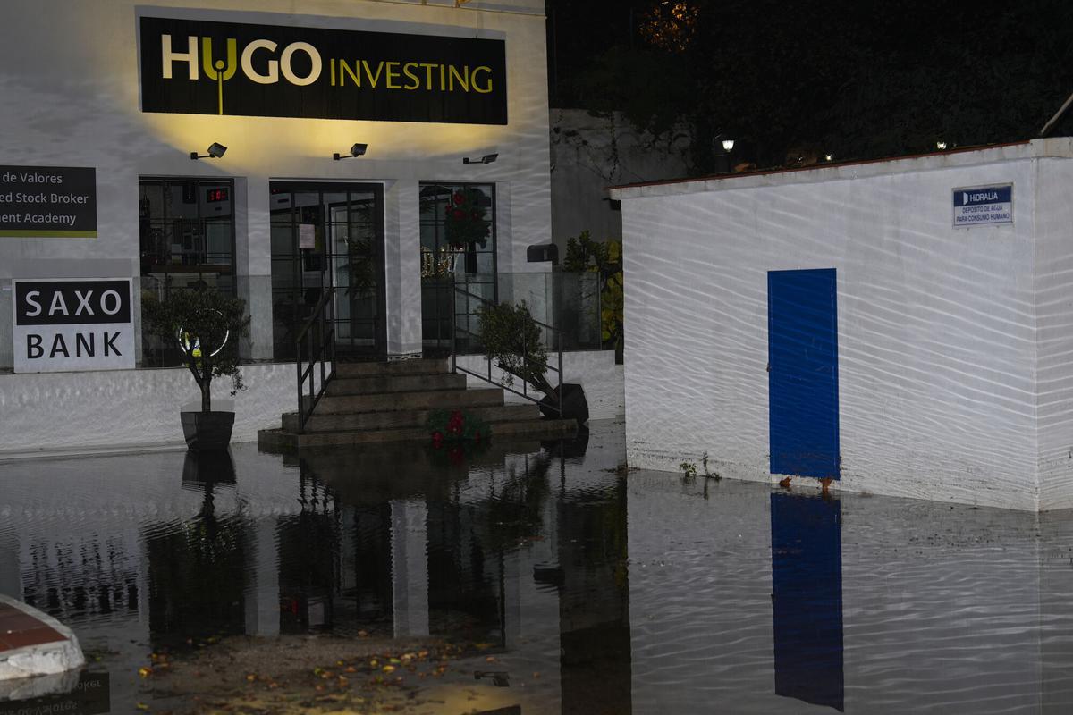 MARBELLA (MÁLAGA), 27/12/2025.- Zona inundada en el Bulevar PrÍncipe de Hohemlohe, en Marbella, tras el temporal que está afectando este sábado a varias localidades malagueñas. EFE/Juan Carlos Domínguez