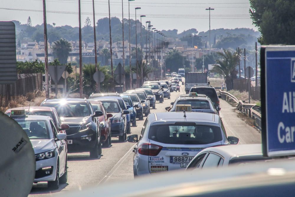 Las retenciones alcanzan Los Balcones en el principal acceso al sur de Torrevieja