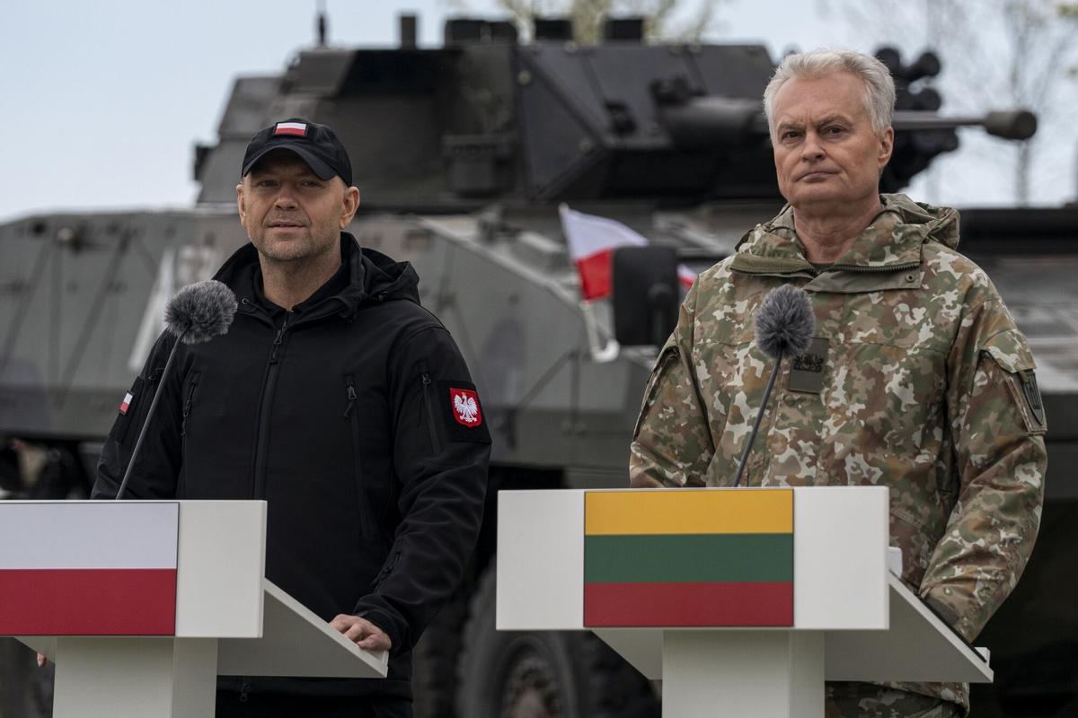 Gitanas Nauseda, presidente de Lituania, junto con Karol Nawrocki, presidente de Polonia, en las maniobras militares 'Brave Griffin 26' en el lado lituano de la brecha de Suwalki.