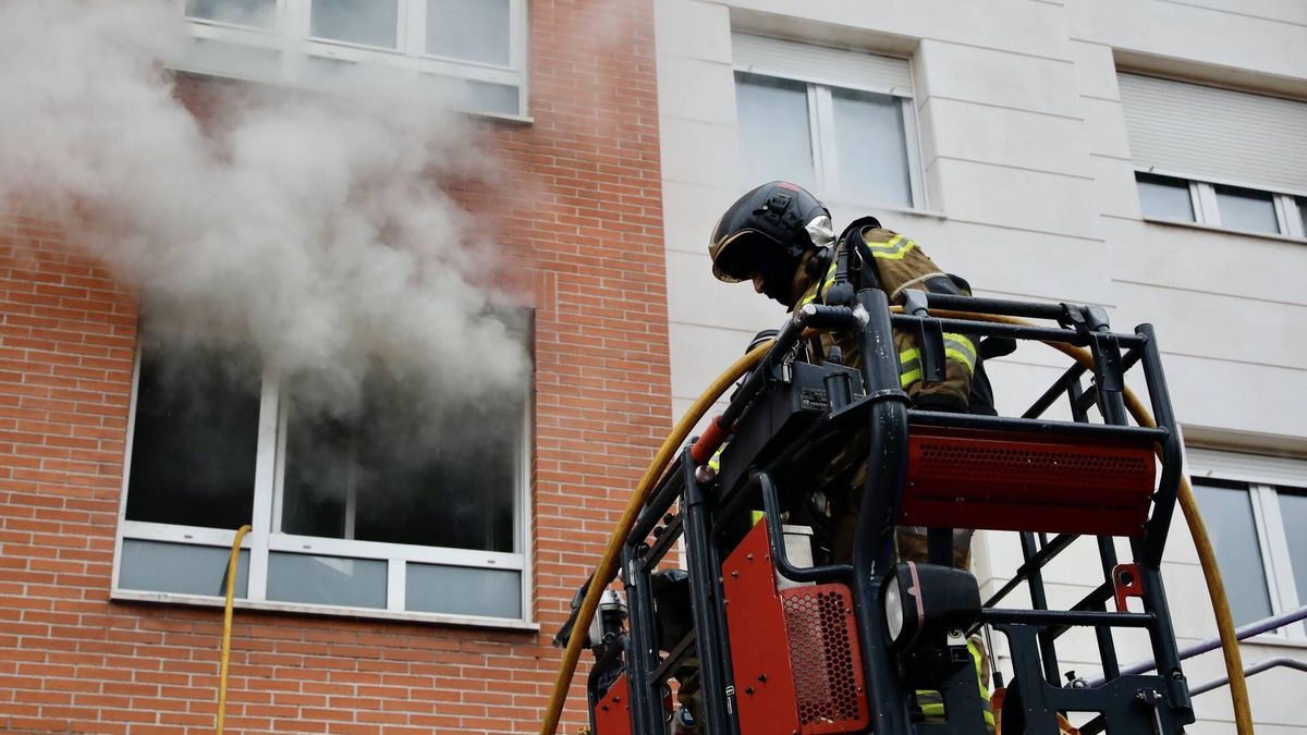 Un incendio en Gijón obliga a desalojar a varios vecinos (en imágenes)