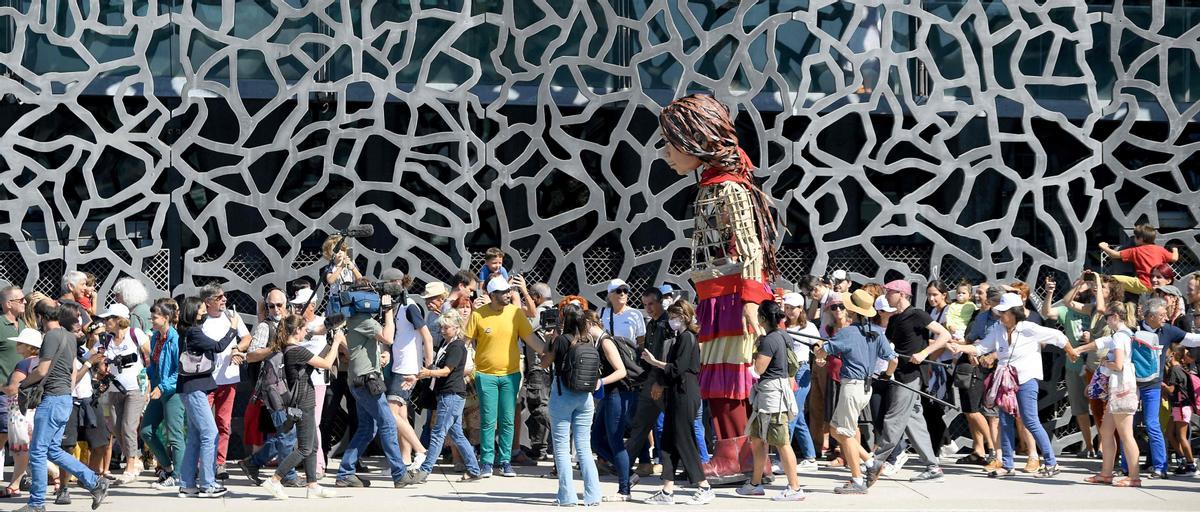 Llegada al museo Mucem (Museo de las civilizaciones de Europa y del Mediterráneo) en Marsella, el 22 de septiembre de 2021, como parte de The walk, un festival de arte que sigue el viaje de Little Amal.