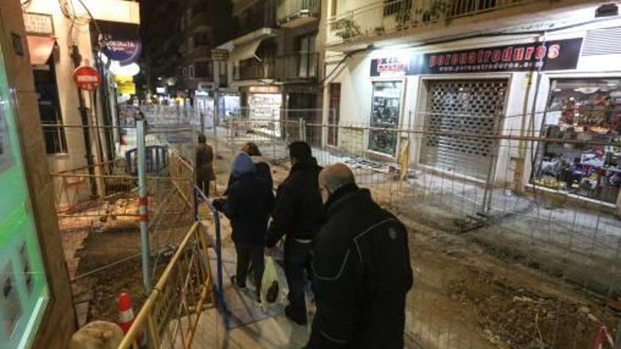 Las obras para peatonalizar parte de la calle han creado un auténtico laberinto en el centro de la ciudad.