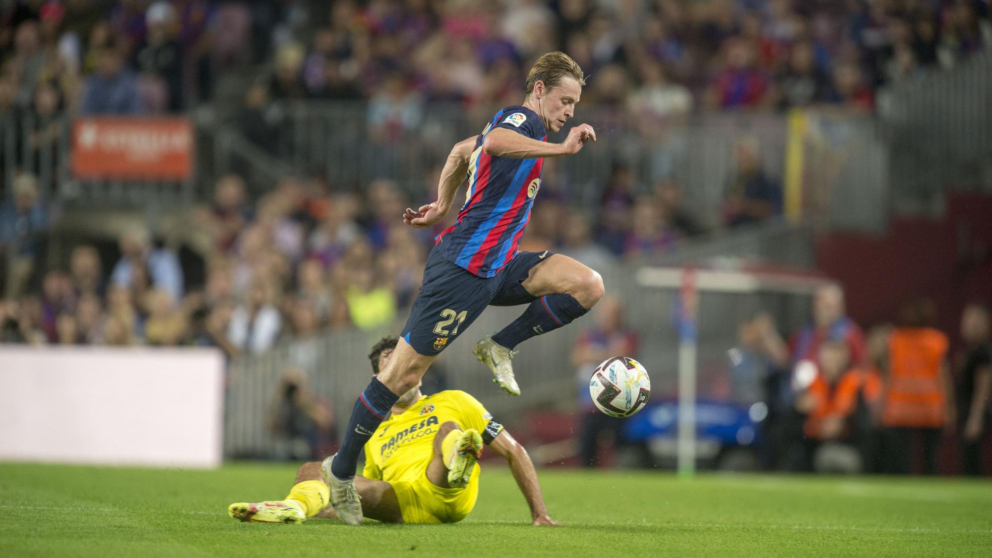 Frenkie de Jong arrebata con clase un balón al rival durante el partido en el Camp Nou.