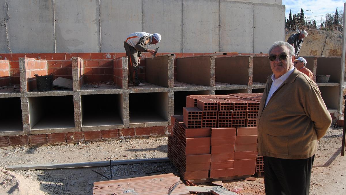 Oriental Juan Crespo supervisando unas obras en el cementerio de Novelda en 2012.