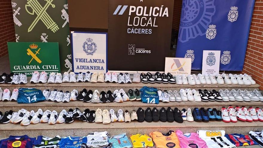 Galería | Una macrooperación policial requisa casi 5.000 prendas falsificadas en Cáceres