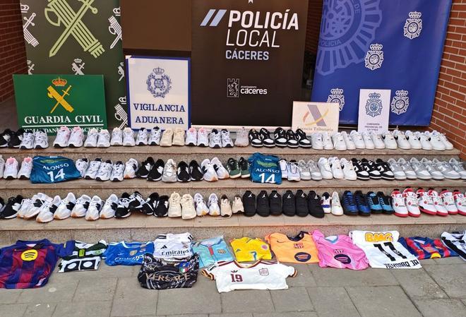 Galería | Una macrooperación policial requisa casi 5.000 prendas falsificadas en Cáceres
