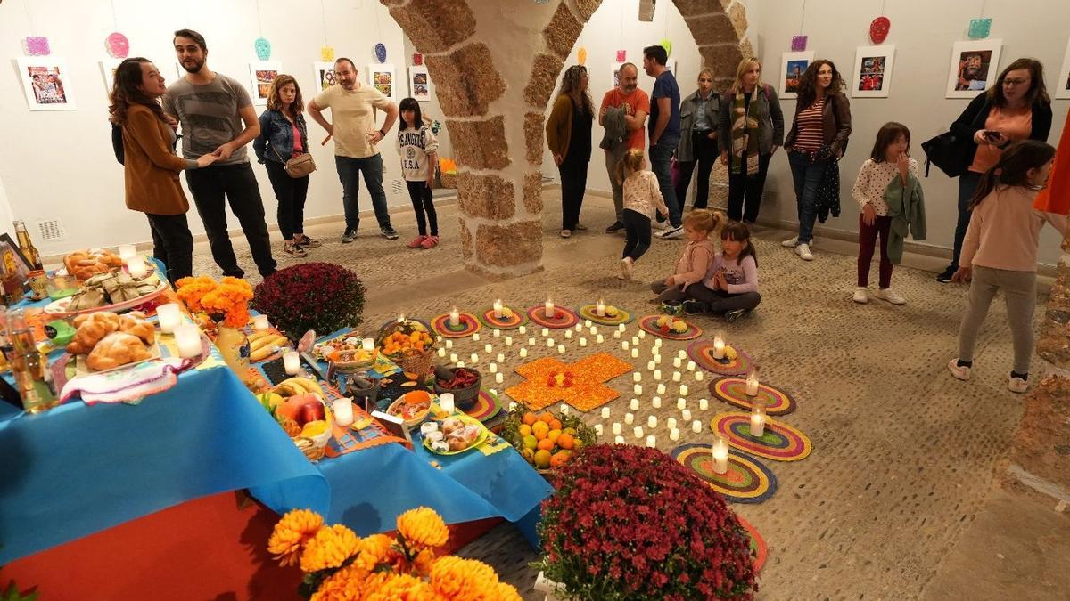 La Casa de l'Oli acoge el peculiar altar de los muertos realizado por la comunidad mexicana en Vila-real.