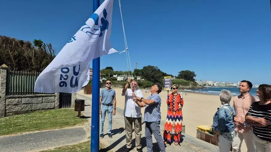 La playa de Bastiagueiro en Oleiros celebra 40 años de bandera azul