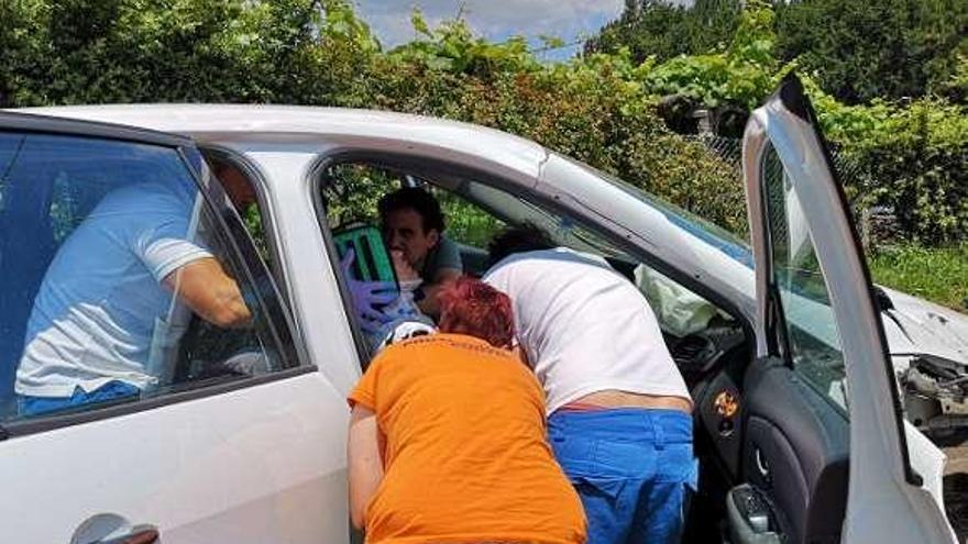 El Servizo de Emerxencias de Cuntis socorriendo a las víctimas./ Faro