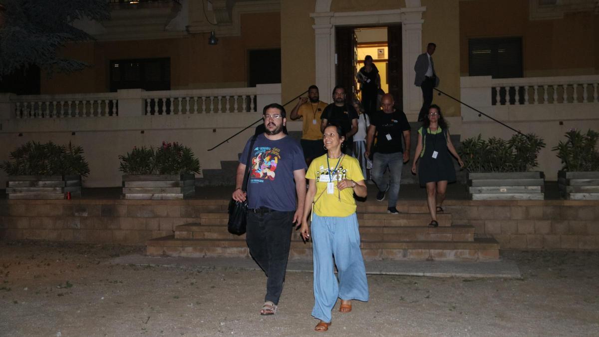 Els sindicats majoritaris surten del departament d'Educació després de tancar un acord amb la conselleria.