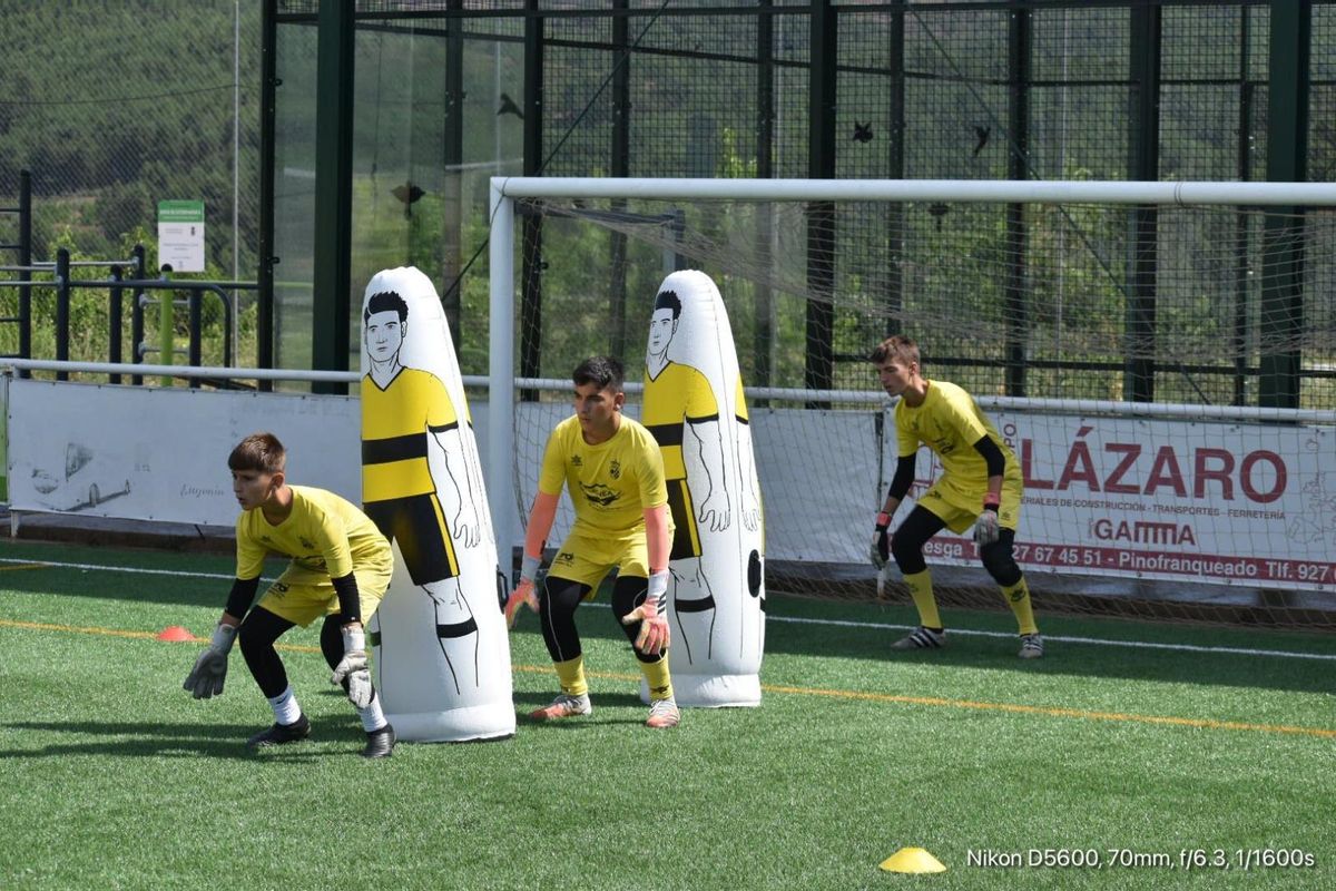 Entrenamiento de porteros en un campus anterior.