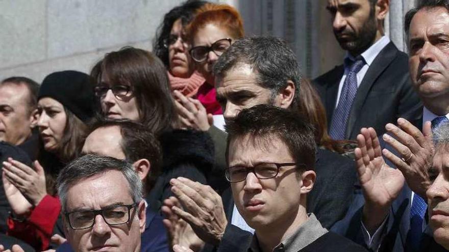 Villegas, el miércoles, junto al portavoz de Podemos, Íñigo Errejón. // Efe