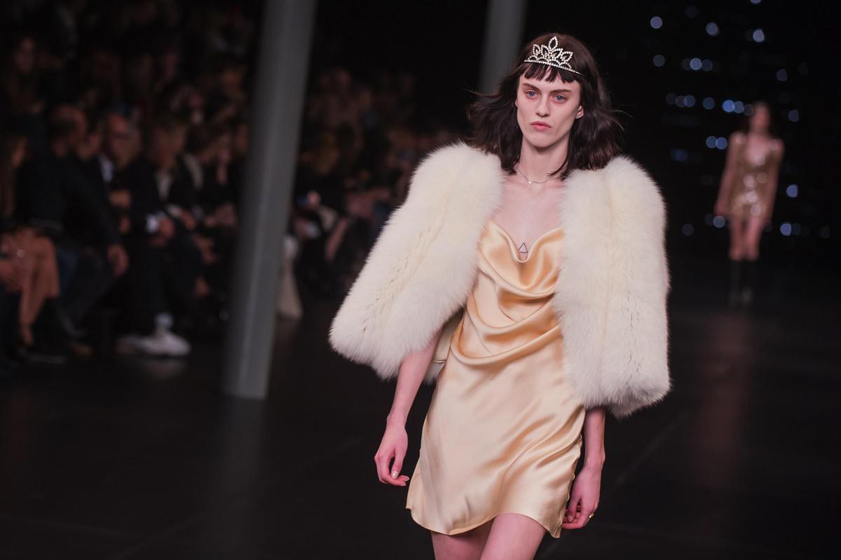 PFW: Saint Laurent Primavera/Verano 2016, vestido de raso con estola