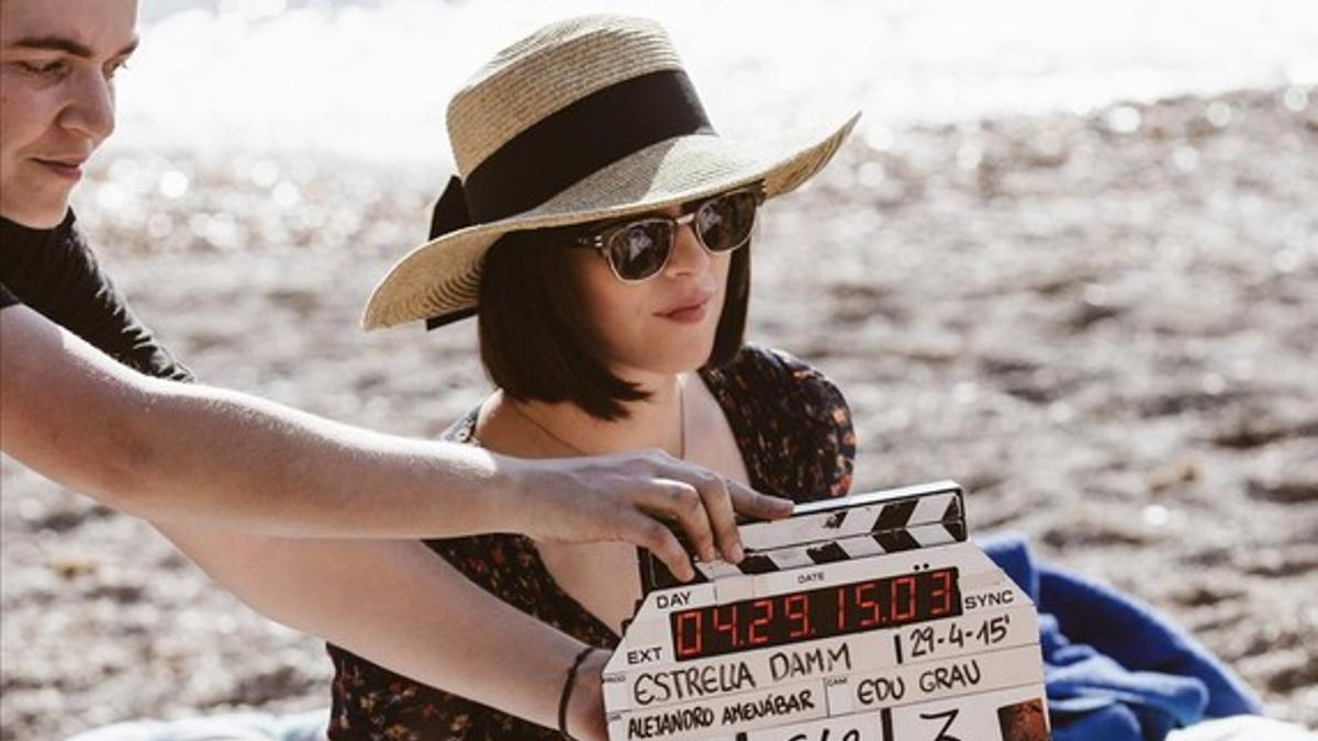 Dakota Johnson, en el rodaje en Eivissa del anuncio veraniego de Estrella Damm.