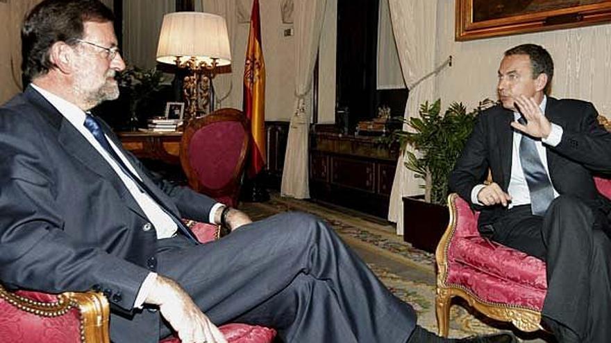 Rajoy y Zapatero, en la reunión que mantuvieron ayer en el Congreso de los Diputados.