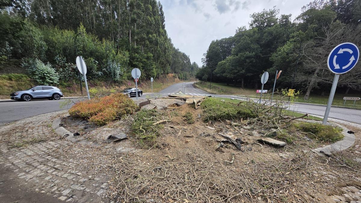Rotonda de García Sánchez, en la Rolda Leste, destrozada por un camión.