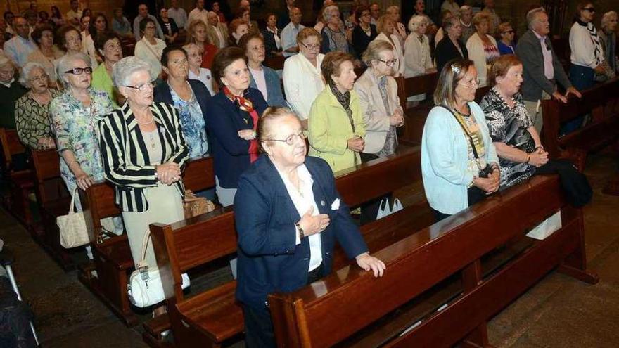 Numerosos feligreses se dieron cita en la basílica para recordar a Peregrino Reboiras.