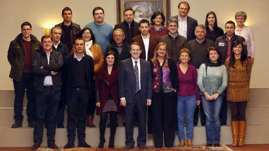 Caballero y Silva, ayer, rodeados de alcaldes socialistas y representantes de 14 concellos de la provincia.// R. G.