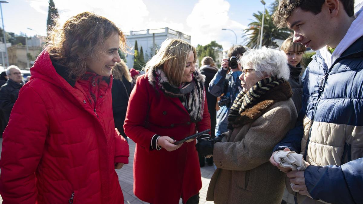 L&#039;alcaldessa Lladó i la Consellera Ubasart conversant amb testimonis.