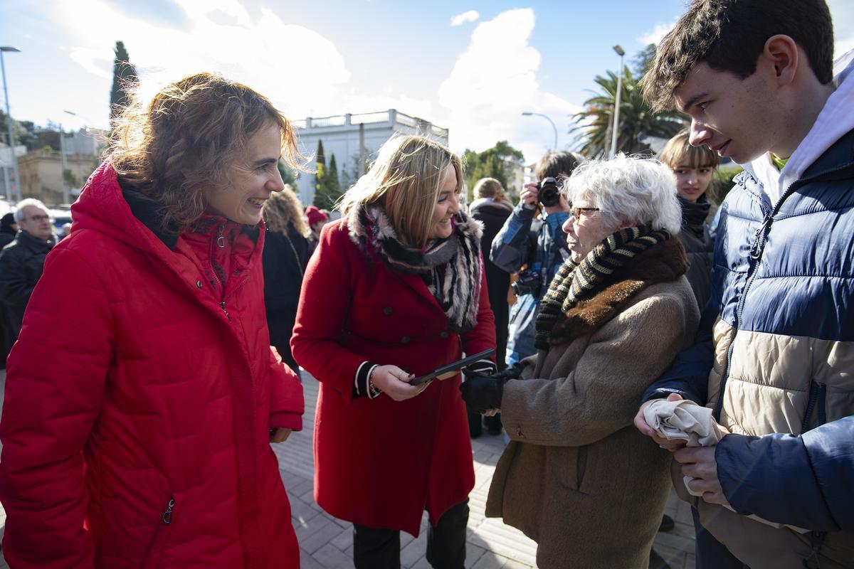 L'alcaldessa Lladó i la Consellera Ubasart conversant amb testimonis.