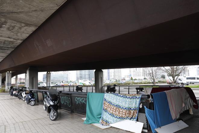 La suciedad bajo el viaducto de Carlos Marx, asignatura pendiente del plan de vías (en imágenes)