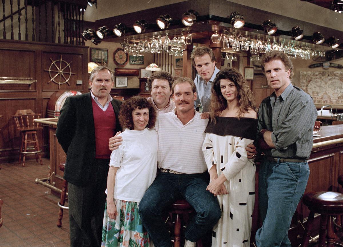 Archivo. Los miembros del reparto de 'Cheers' John Ratzenberger, Rhea Perlman, George Wendt, Woody Harrelson, Kirstie Alley y Ted Danson