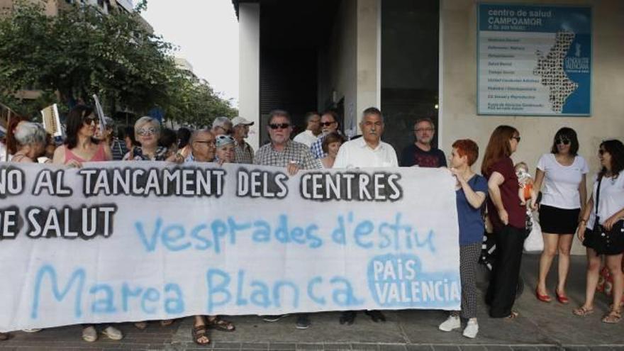 Protesta del colectivo Marea Blanca contra el cierre estival.