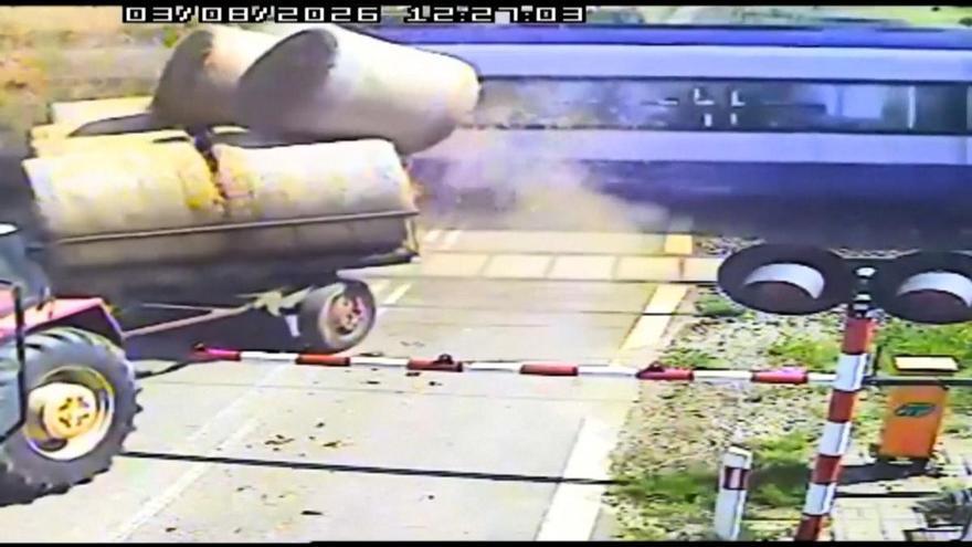 TRACTOR TREN ACCIDENTE | Un tractor se queda en mitad de las vías y un tren lo embiste en Polonia