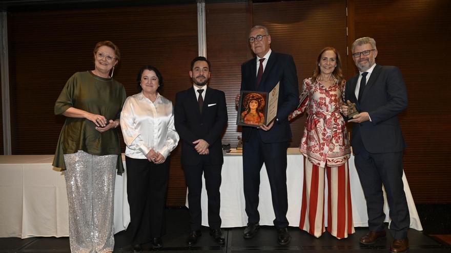 El Colegio de Dentistas de Murcia entrega la medalla de oro a la ONG Cirugía Solidaria