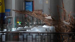 Tres heridos al caer un falso techo en la estación de Fabra i Puig de Barcelona