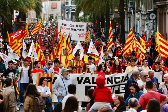 La manifestación del 25 d'Abril en València, en imágenes