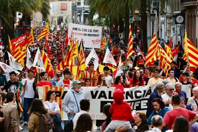 La manifestación del 25 d'Abril en València, en imágenes