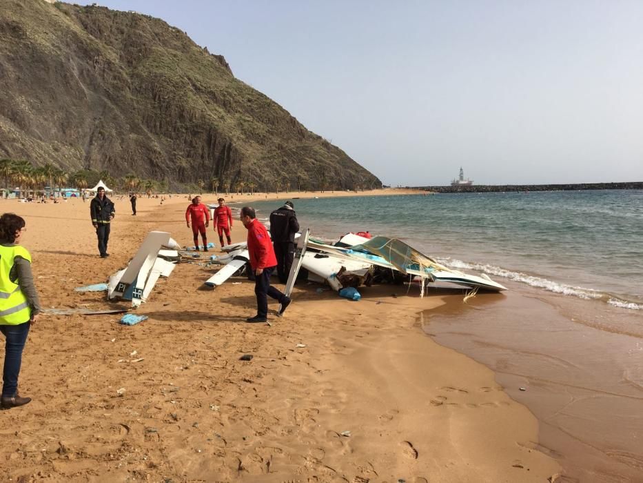 Aterrizaje de emergencia de una avioneta en la playa de Las Teresitas