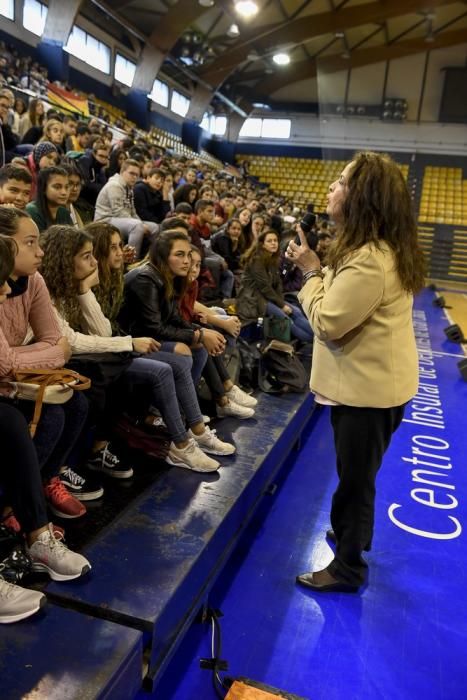 La diputada Carla Antonelli, con estudiantes de Secundaria en el Centro Insular de Deportes