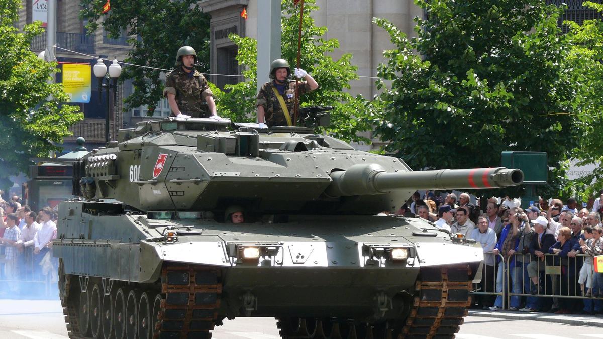Un carro de combate Leopard 2E durante un desfile en España. La foto está disponible en Wikipedia